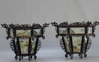 Paire de lanternes en bois laqué et plaques...