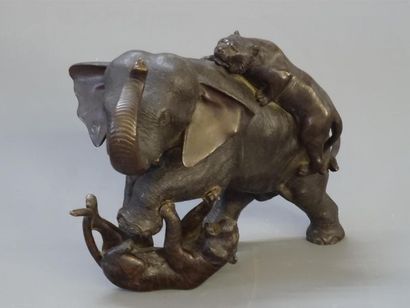 JAPON fin XIX°
Elephant attaqué par des tigres
Sculpture...