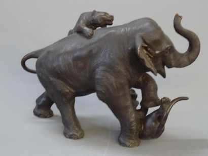 JAPON fin XIX°
Elephant attaqué par des tigres
Sculpture...