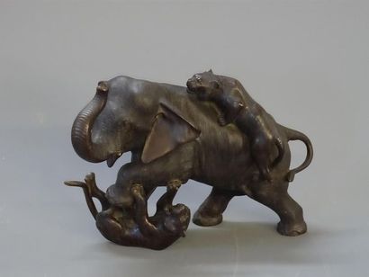 JAPON fin XIX°
Elephant attaqué par des tigres
Sculpture...