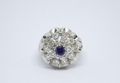 Bague dome en or gris 750°/00 sertie de diamants...