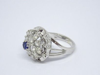 Bague dome en or gris 750°/00 sertie de diamants...