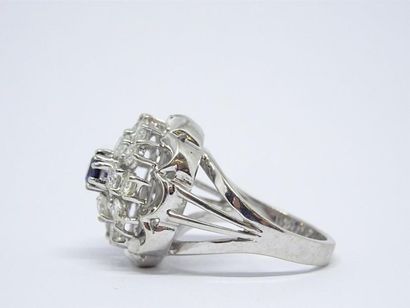 Bague dome en or gris 750°/00 sertie de diamants...