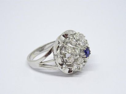 Bague dome en or gris 750°/00 sertie de diamants...