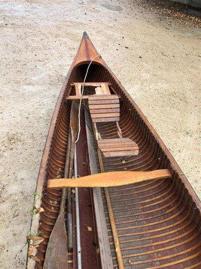 Important canoë avec voile, banc et accessoires....