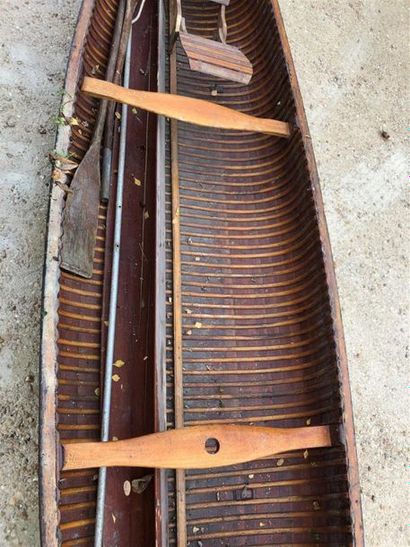 Important canoë avec voile, banc et accessoires....