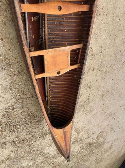 Important canoë avec voile, banc et accessoires....