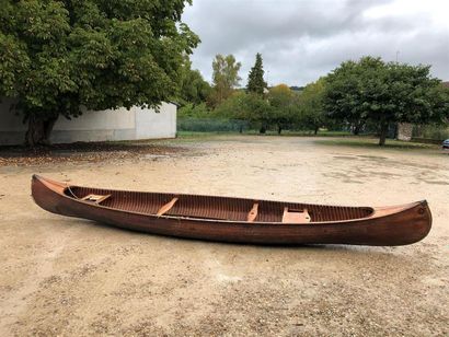 Important canoë avec voile, banc et accessoires....