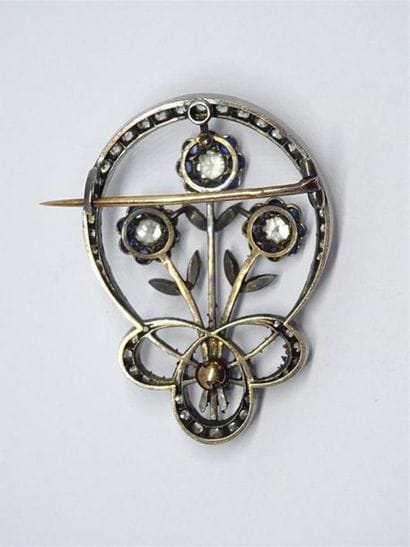Broche en or et argent figurant trois fleurs...