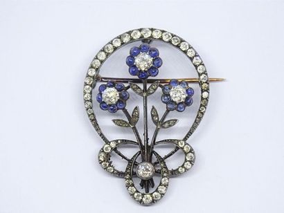 Broche en or et argent figurant trois fleurs...