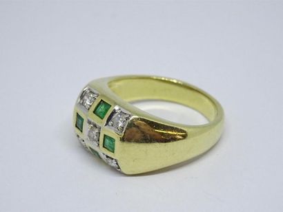 Bague dome en or 750°-/00, sertie d'emeraudes...