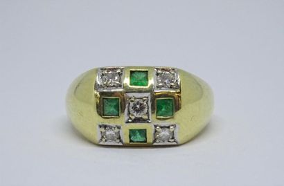 Bague dome en or 750°-/00, sertie d'emeraudes...