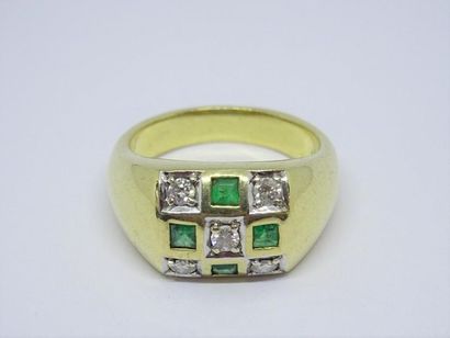 Bague dome en or 750°-/00, sertie d'emeraudes...