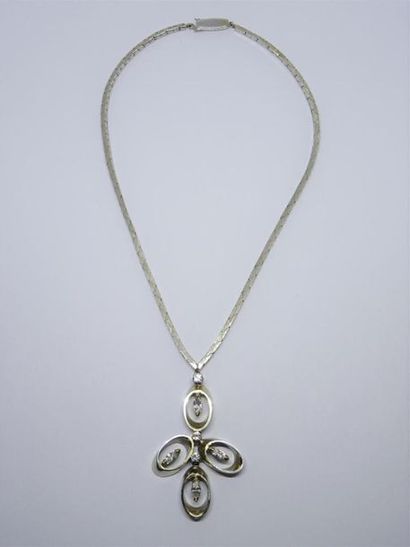 Collier ras de cou en or gris 750°/00, pendant...