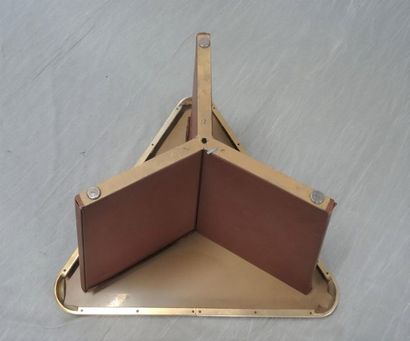 Guéridon triangulaire en tôle pliée , recouverte...