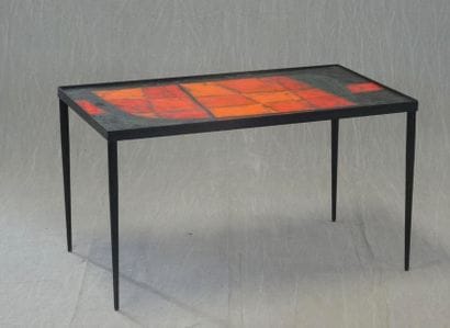 Table basse en métal patiné plateau céramique.
Années...