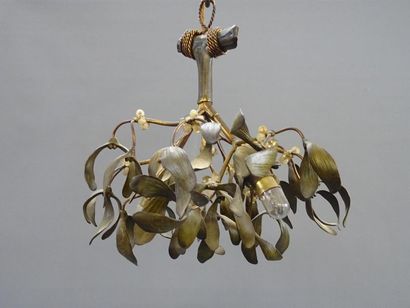 Lustre figurant des branches de gui en bronze...
