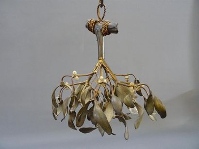 Lustre figurant des branches de gui en bronze...