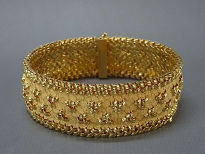 Bracelet manchette en or travaillé en amati.
Or...