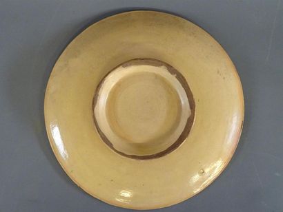 Plat en céramique à décor emaillé d'un coq...