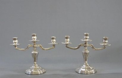 Paire de candélabres en métal argenté à trois...