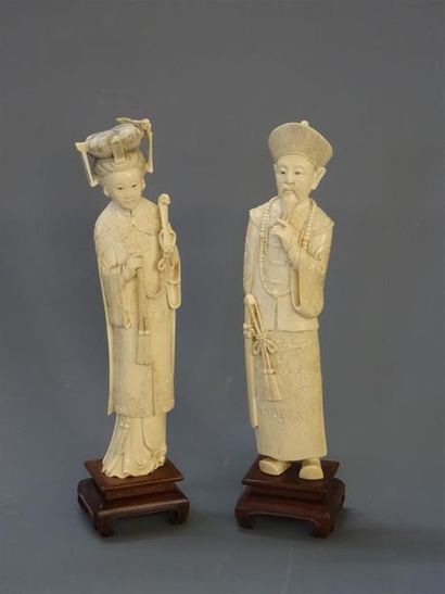 Chine Fin XIX°
Couple de dignitaires 
Paire...