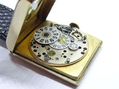 Montre à disques en métal doré dite 