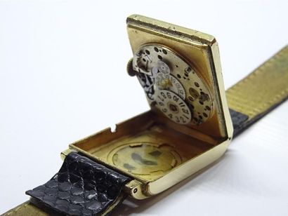 Montre à disques en métal doré dite 