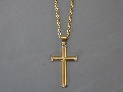 Pendentif cruciforme et sa chaîne en or jaune...