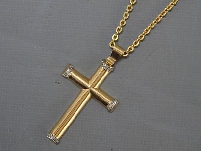 Pendentif cruciforme et sa chaîne en or jaune...
