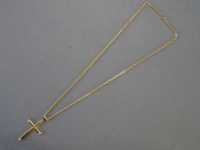 Pendentif cruciforme et sa chaîne en or jaune...