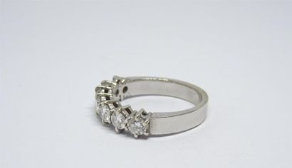 Demi-alliance en or gris 750°/00 , sertie...