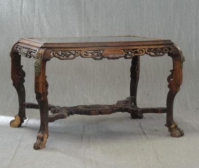 Table basse en bois sculpté dans le goût...