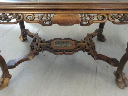 Table basse en bois sculpté dans le goût...