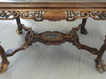 Table basse en bois sculpté dans le goût...