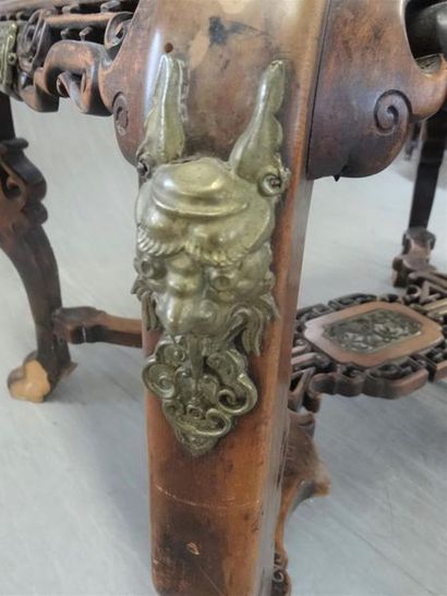 Table basse en bois sculpté dans le goût...