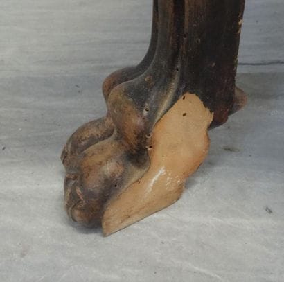 Table basse en bois sculpté dans le goût...