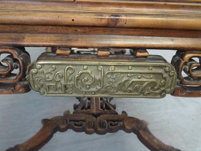 Table basse en bois sculpté dans le goût...