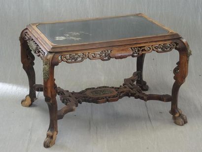 Table basse en bois sculpté dans le goût...