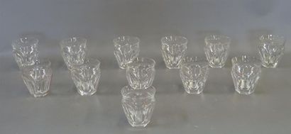 BACCARAT: Suite de douze gobelets en cristal,...