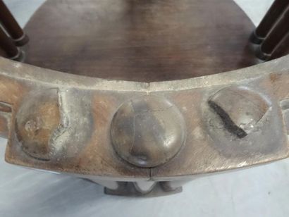 Guéridon Art Déco en palissandre.
H: 57 cm....