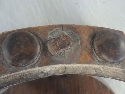Guéridon Art Déco en palissandre.
H: 57 cm....