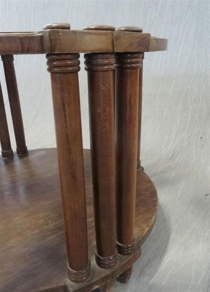 Guéridon Art Déco en palissandre.
H: 57 cm....