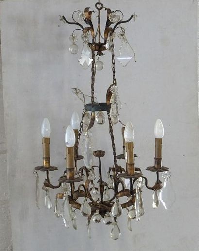 Lustre en fer forgé patiné, et pampilles...