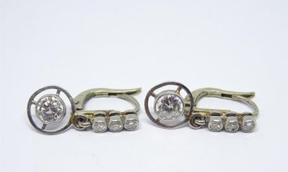 Paire de boucles d'oreille en or gris et...