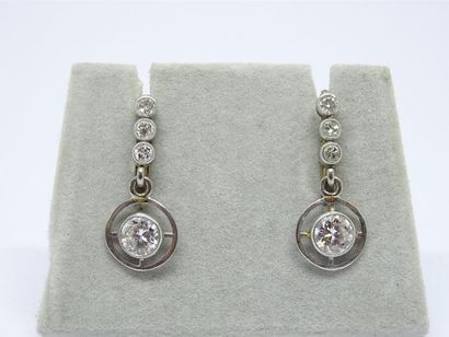 Paire de boucles d'oreille en or gris et...