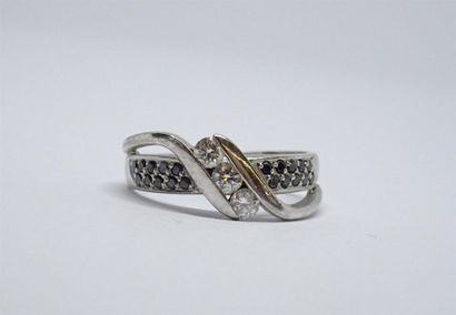 Bague en or gris, trois petits diamants et...