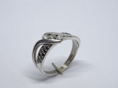 Bague en or gris, trois petits diamants et...