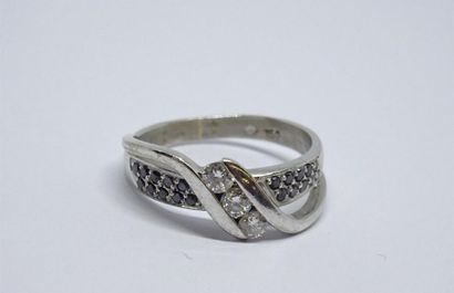 Bague en or gris, trois petits diamants et...