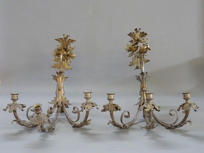 Suite de quatre appliques en bronze patiné...